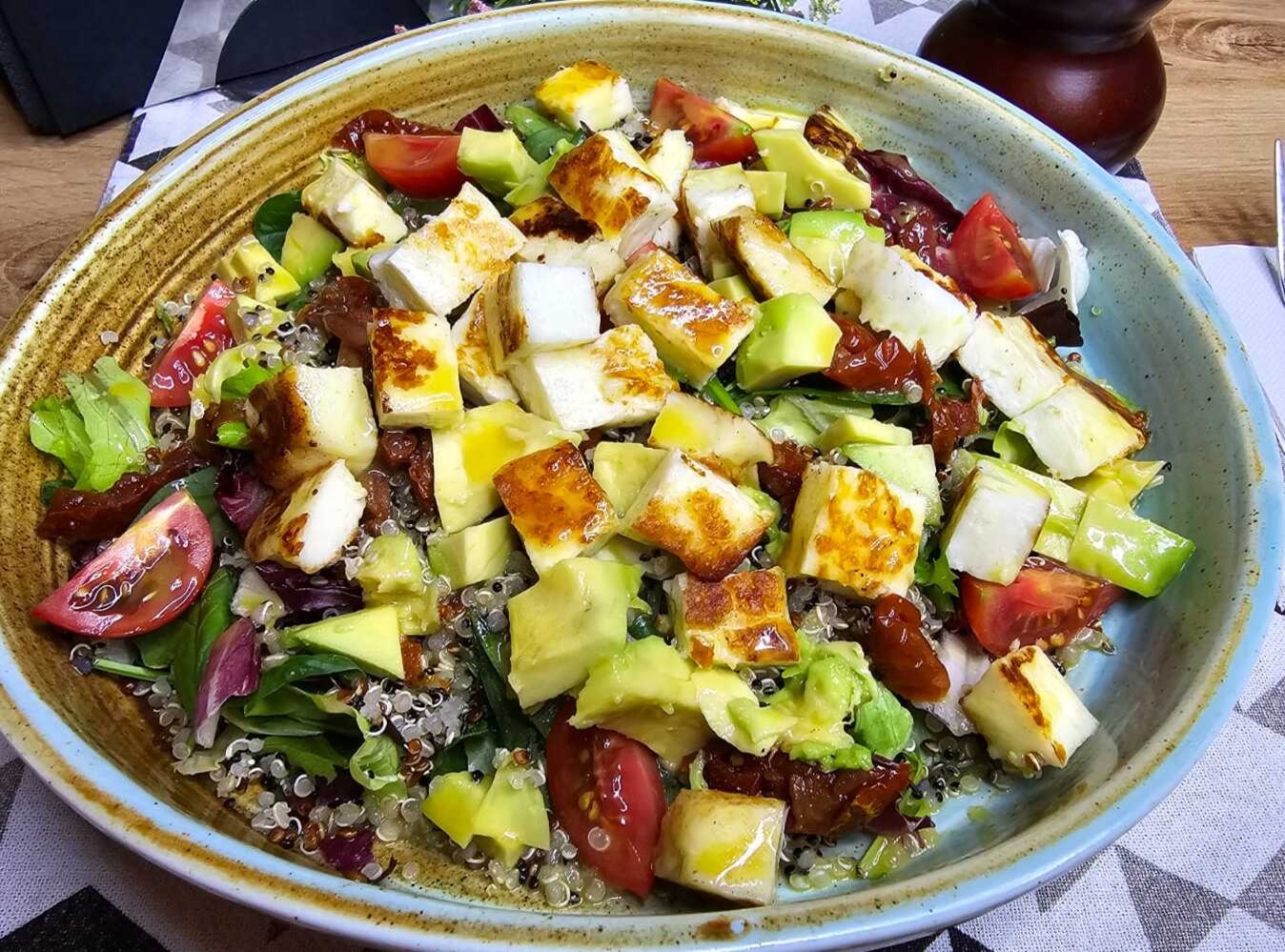 Salata Quinoa Halloumi